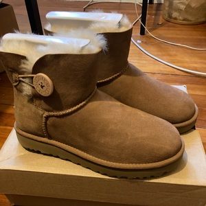 UGG Mini Bailey Button II